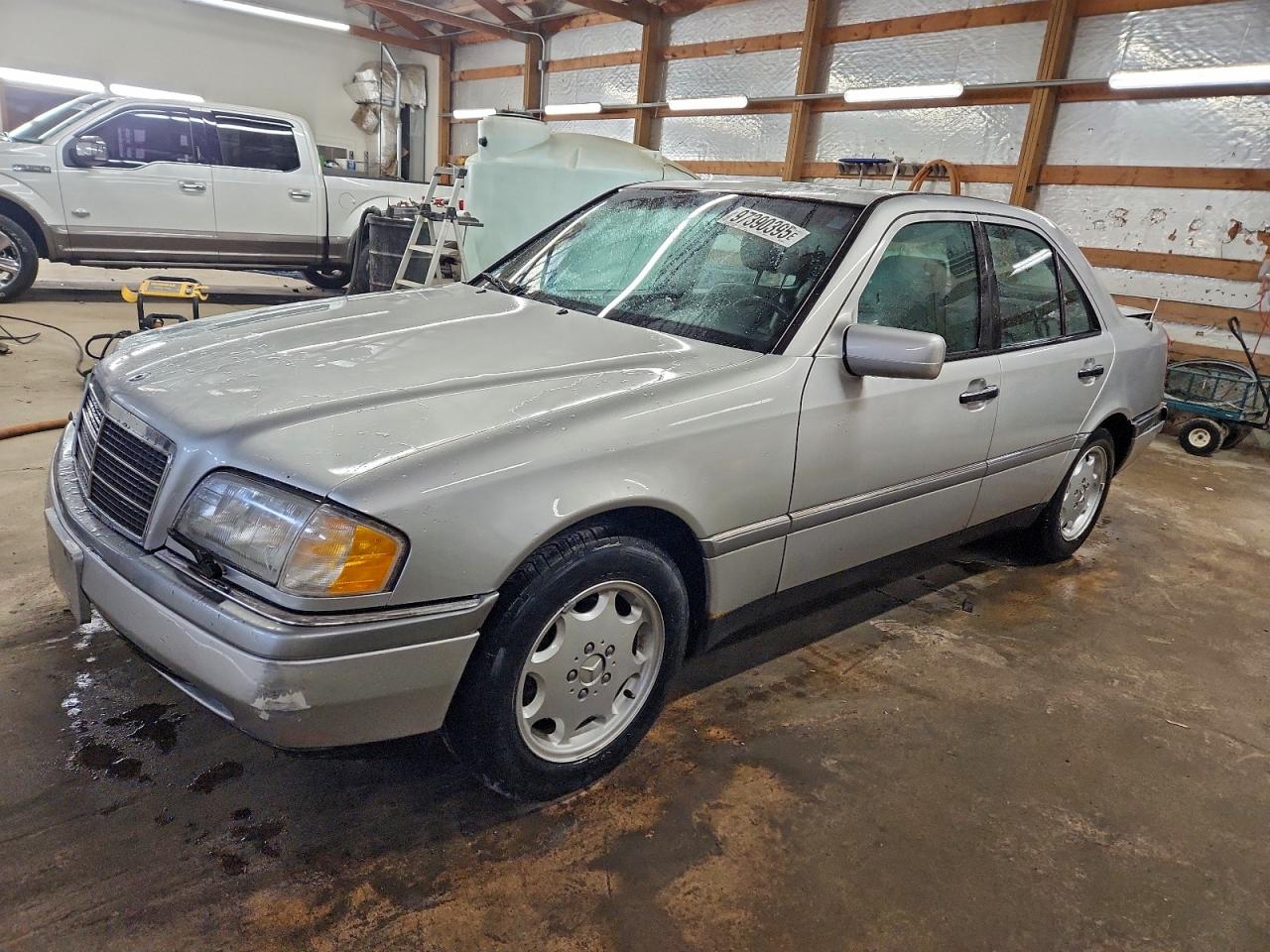 1997 Mercedes-Benz C 230/260/280/320, VIN WDBHA23E3VF568314 — Rear end