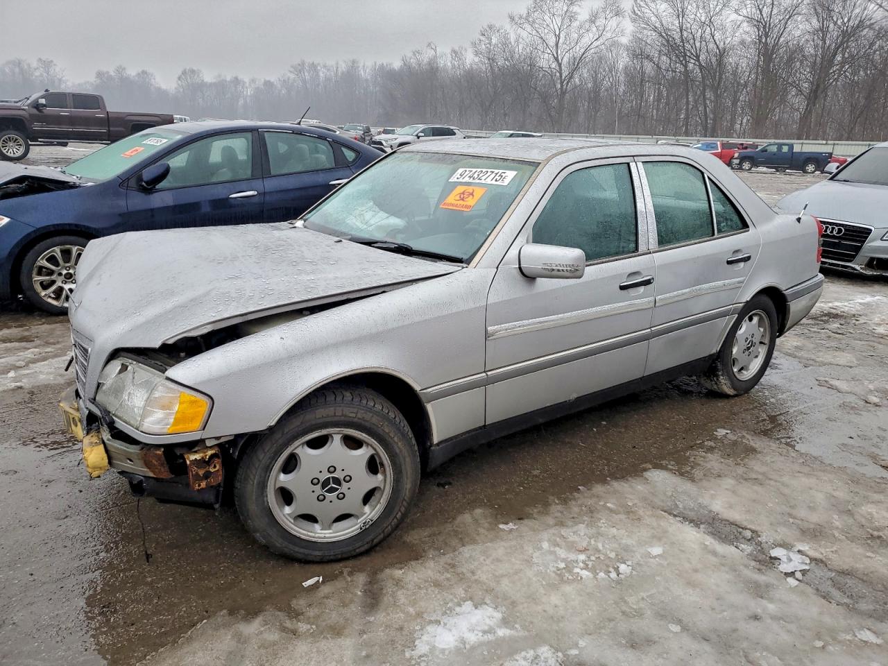 1994 Mercedes-Benz 200 220, VIN WDBHA22E3RF083923 — Front end