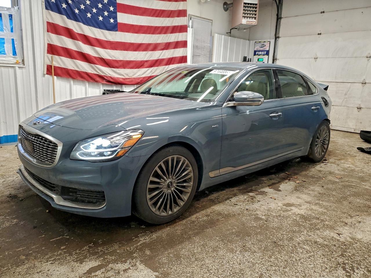 2019 Kia K900 Luxury, VIN KNAS34J63K6014479 — Rear end