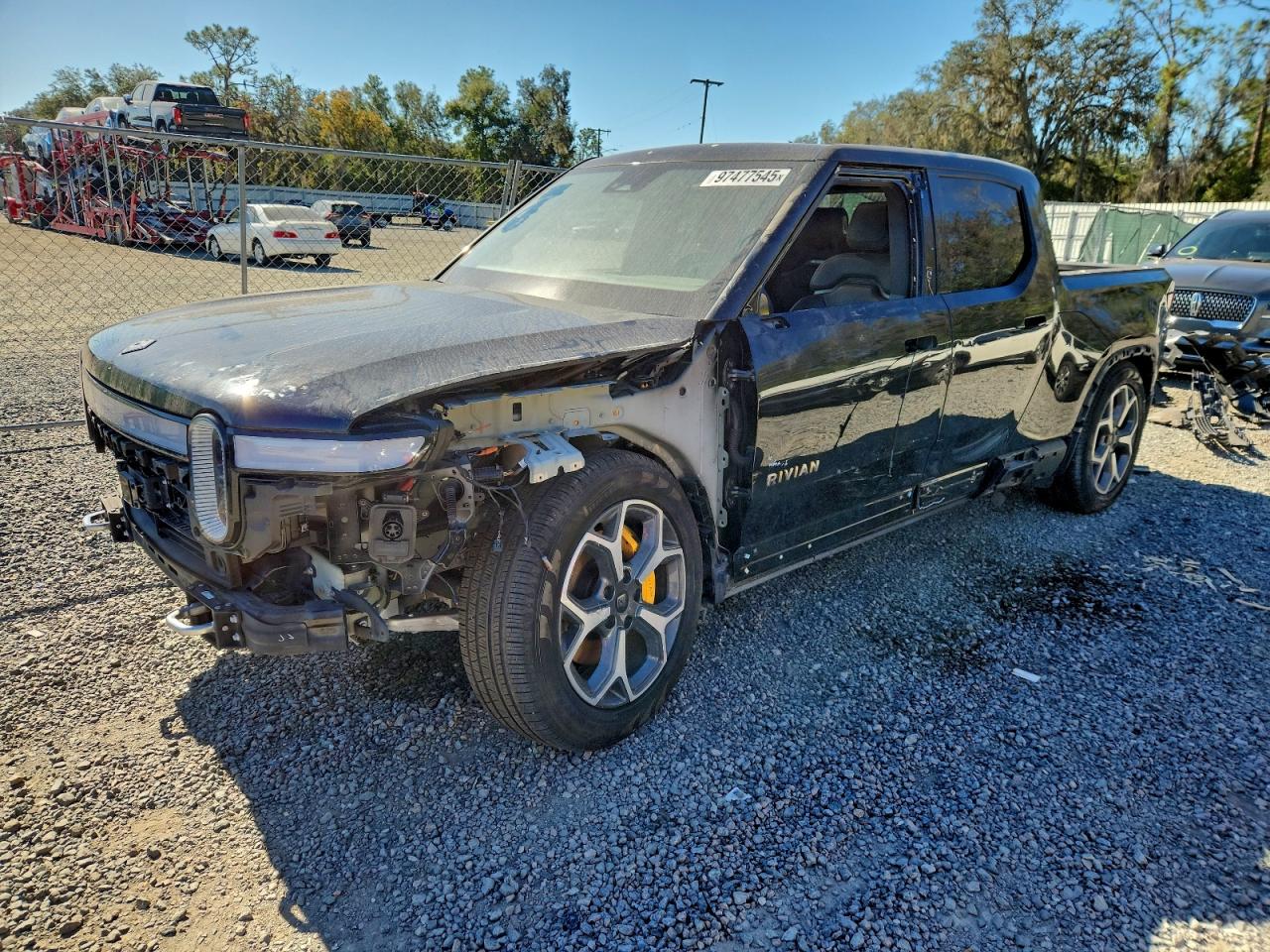 2022 Rivian R1T Adventure, VIN 7FCTGAAAXNN015177 — Front end