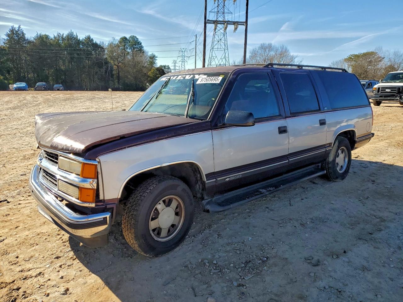 1997 Chevrolet Suburban, VIN 1GNEC16R1VJ418388 — Front end