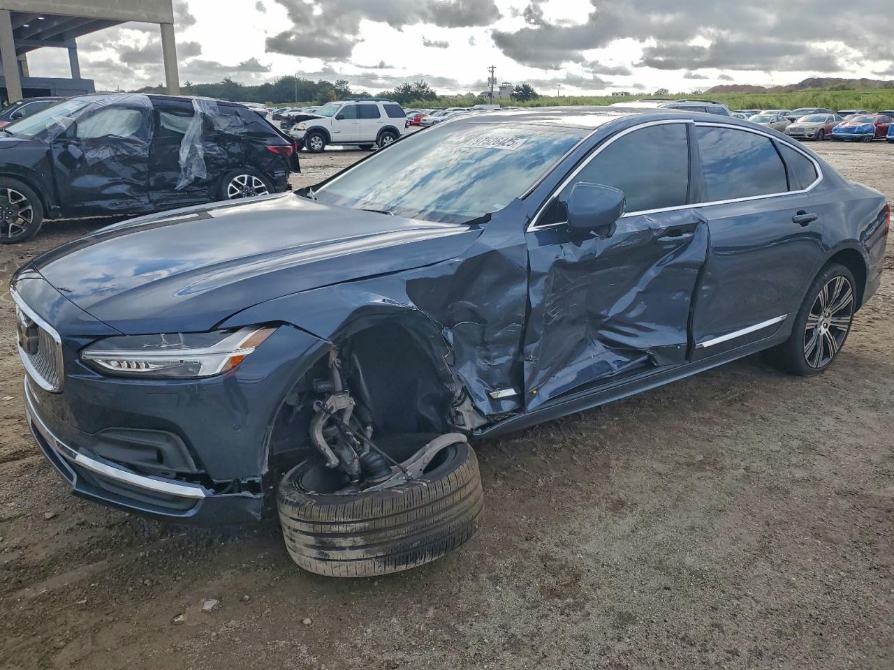 2023 Volvo S90, VIN LVY062MA2PP337602 — Front end
