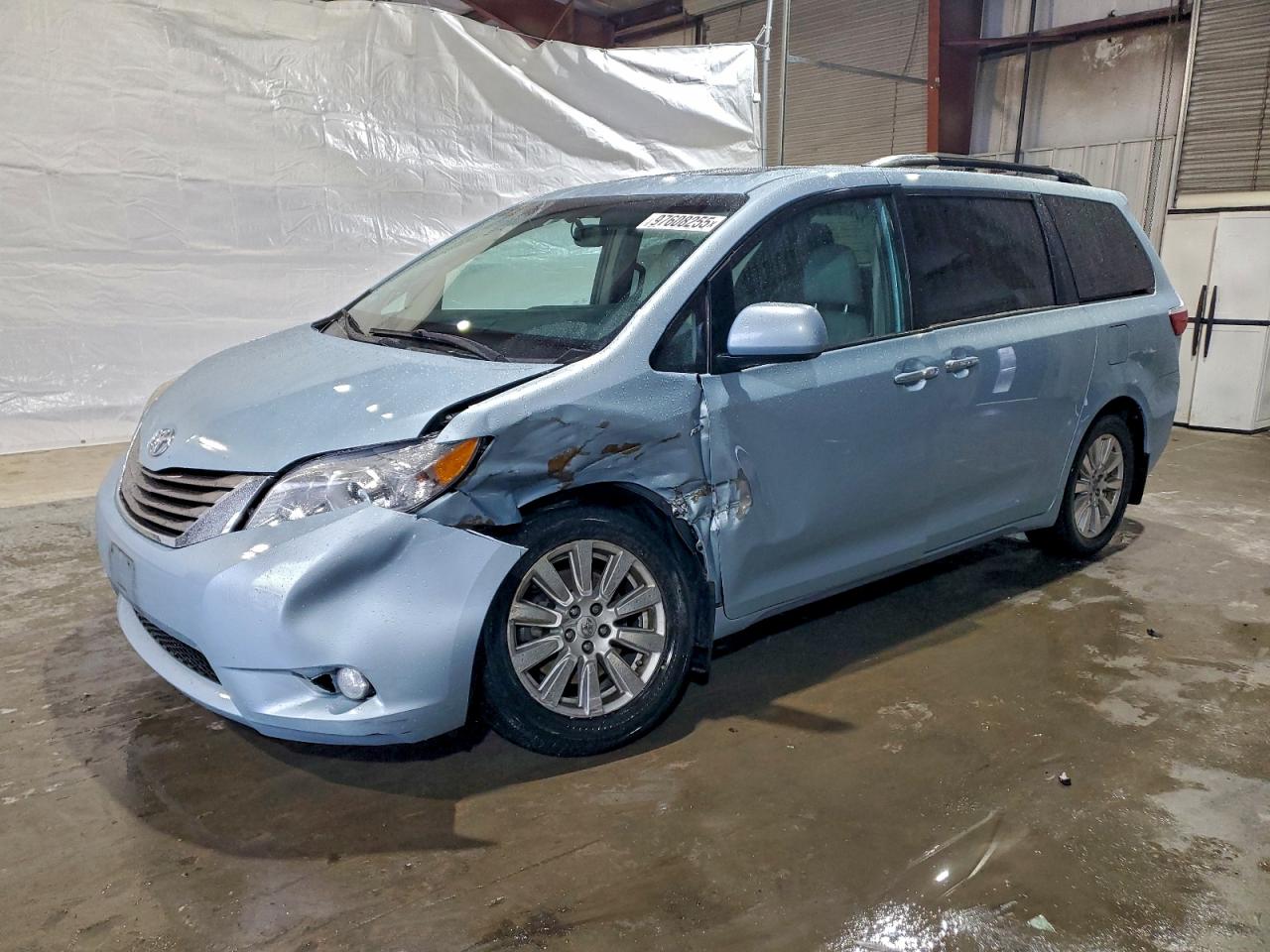 2017 Toyota Sienna XLE, VIN 5TDDZ3DCXHS157606 — Front end