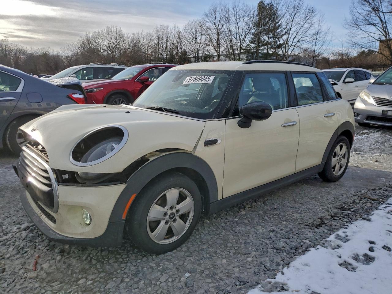 2021 MINI Hardtop 4 Door Cooper, VIN WMWXU7C06M2N79459 — Front end