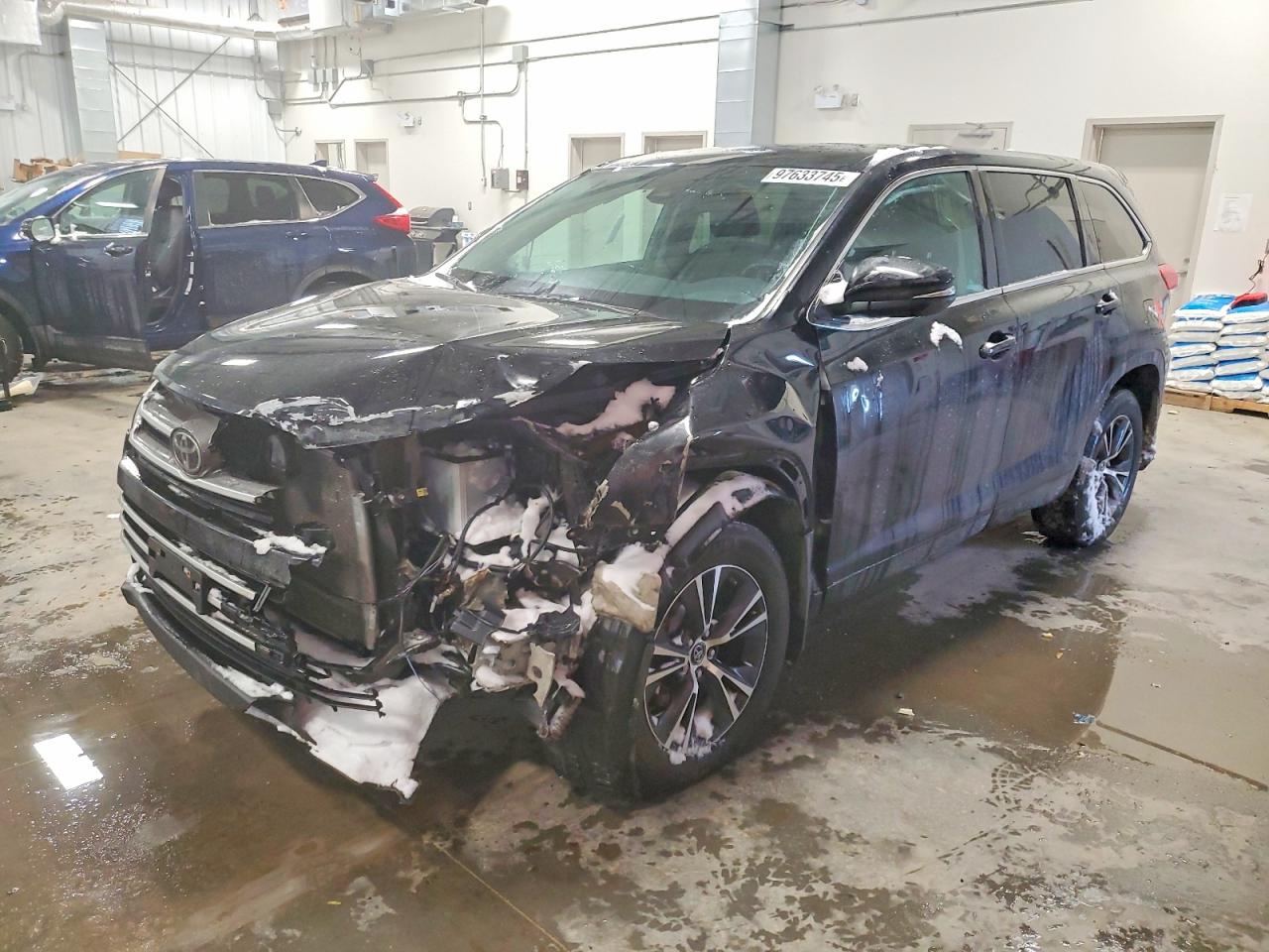 2018 Toyota Highlander LE, VIN 5TDBZRFH8JS827579 — Бок
