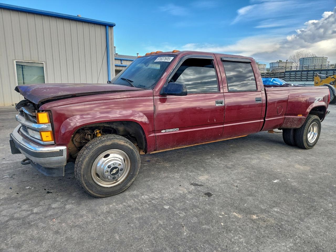1998 Chevrolet Silverado 3500, VIN 1GCHK33J3WF042963 — Пожар