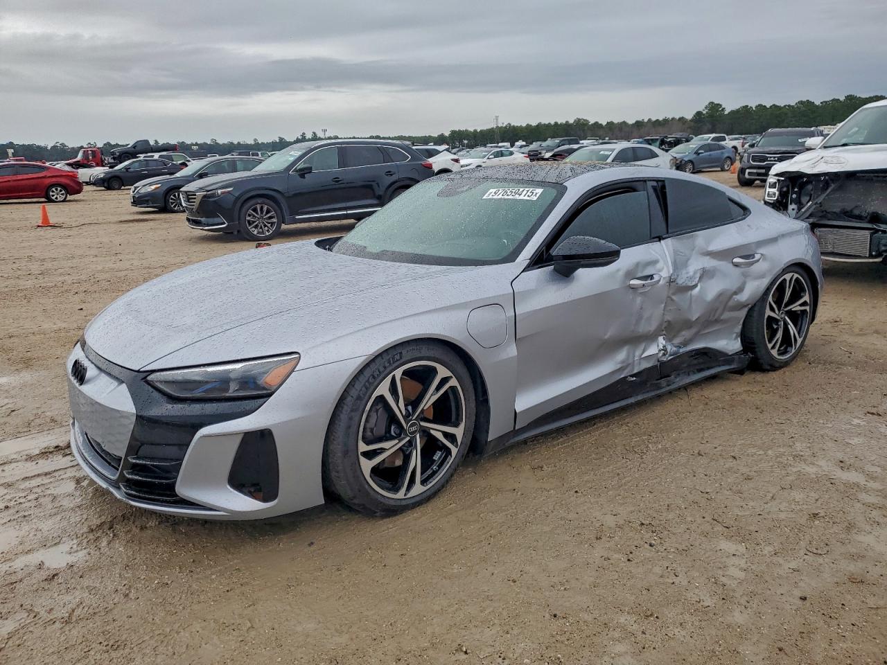 2023 Audi e-tron GT Premium Plus, VIN WAUCJBFWXP7008137 — Бок