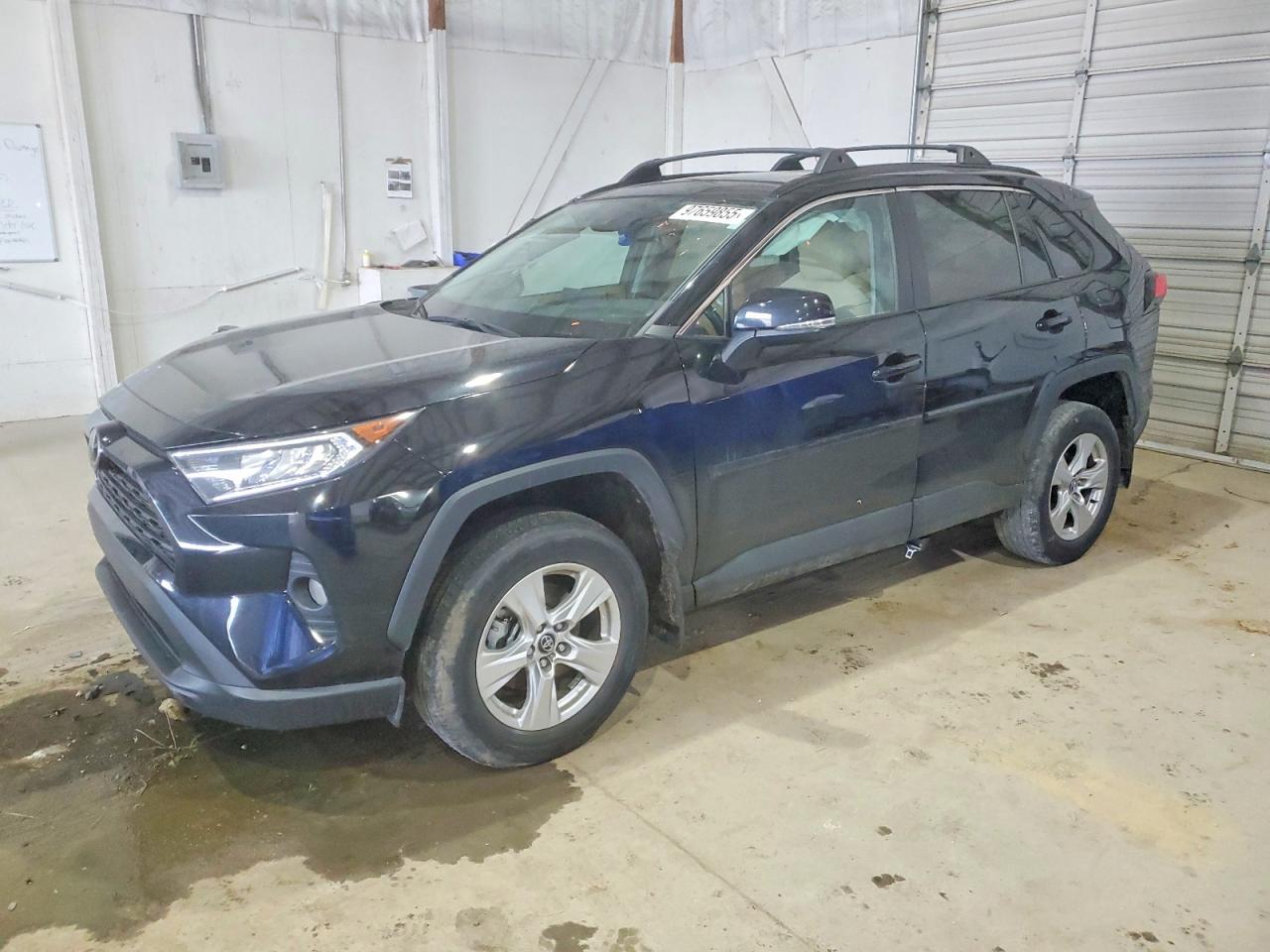 2020 Toyota RAV4 XLE, VIN 2T3P1RFV7LC135335 — Side