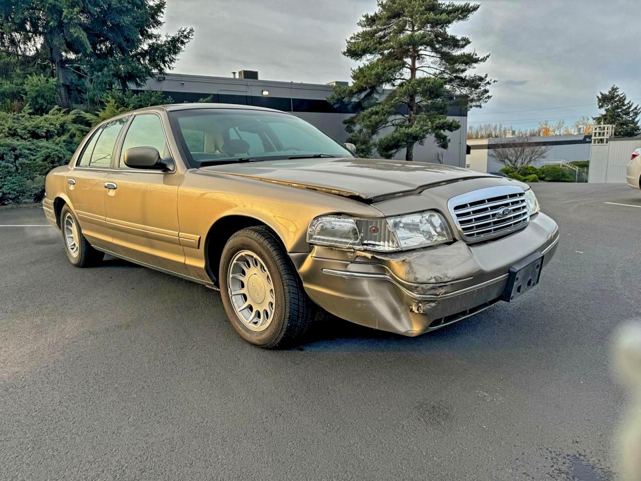 2001 Ford Crown Victoria LX, VIN 2FAFP74W41X162882 — Auction photo