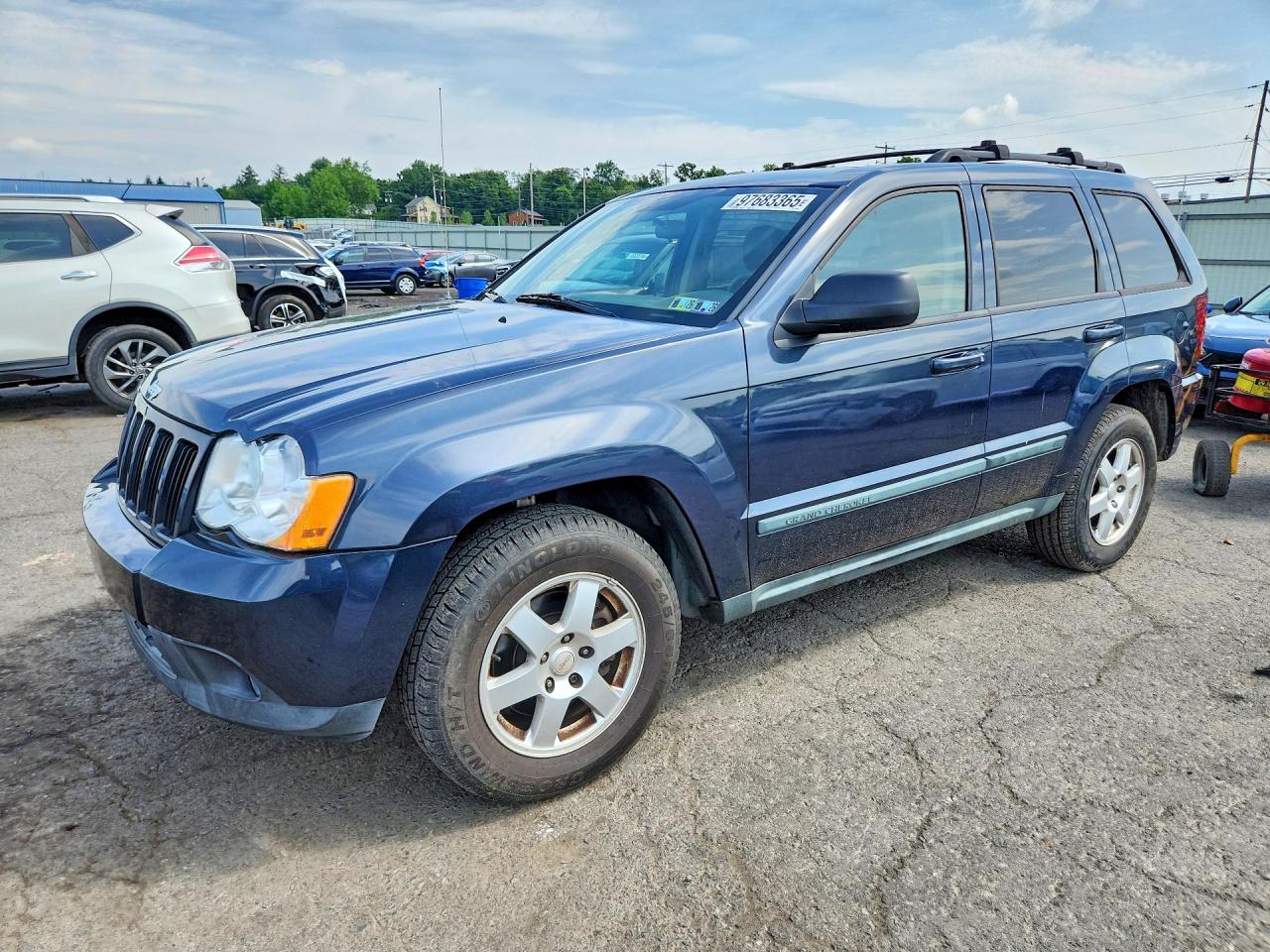 2009 Jeep Grand Cherokee Laredo, VIN 1J8GR48K09C537005 — Side