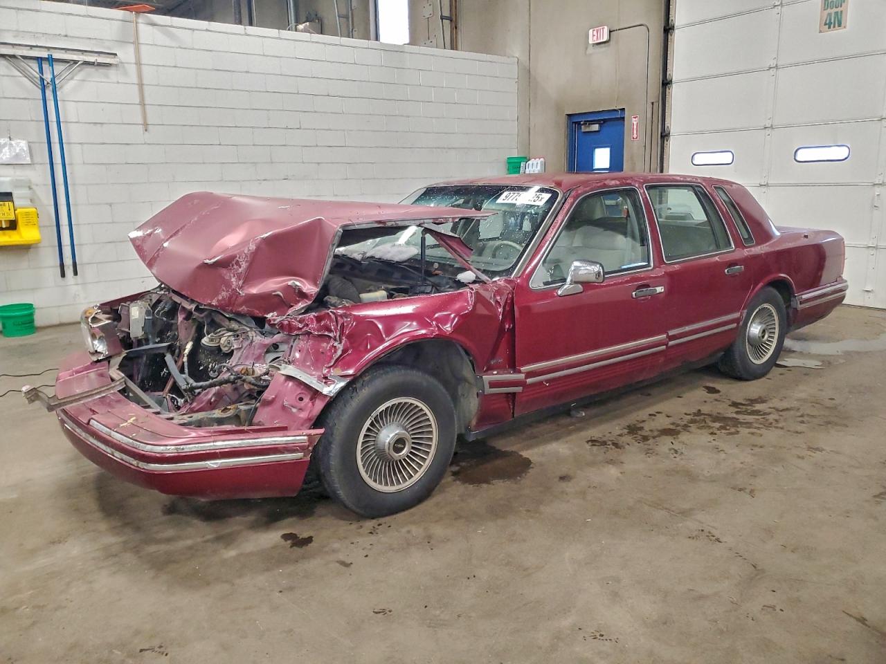 1991 Lincoln Town Car Executive, VIN 1LNCM81W8MY744354 — Front end