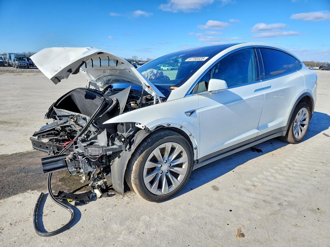 2019 Tesla Model X 75D, VIN 5YJXCAE26KF197475 — Front end