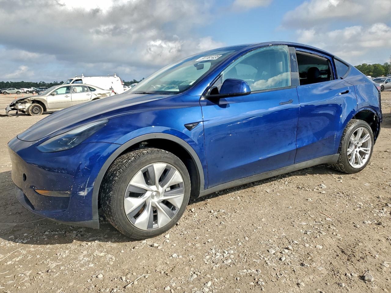 2024 Tesla Model Y Long Range, VIN 7SAYGDEE0RA269284 — Minor dents and scratches