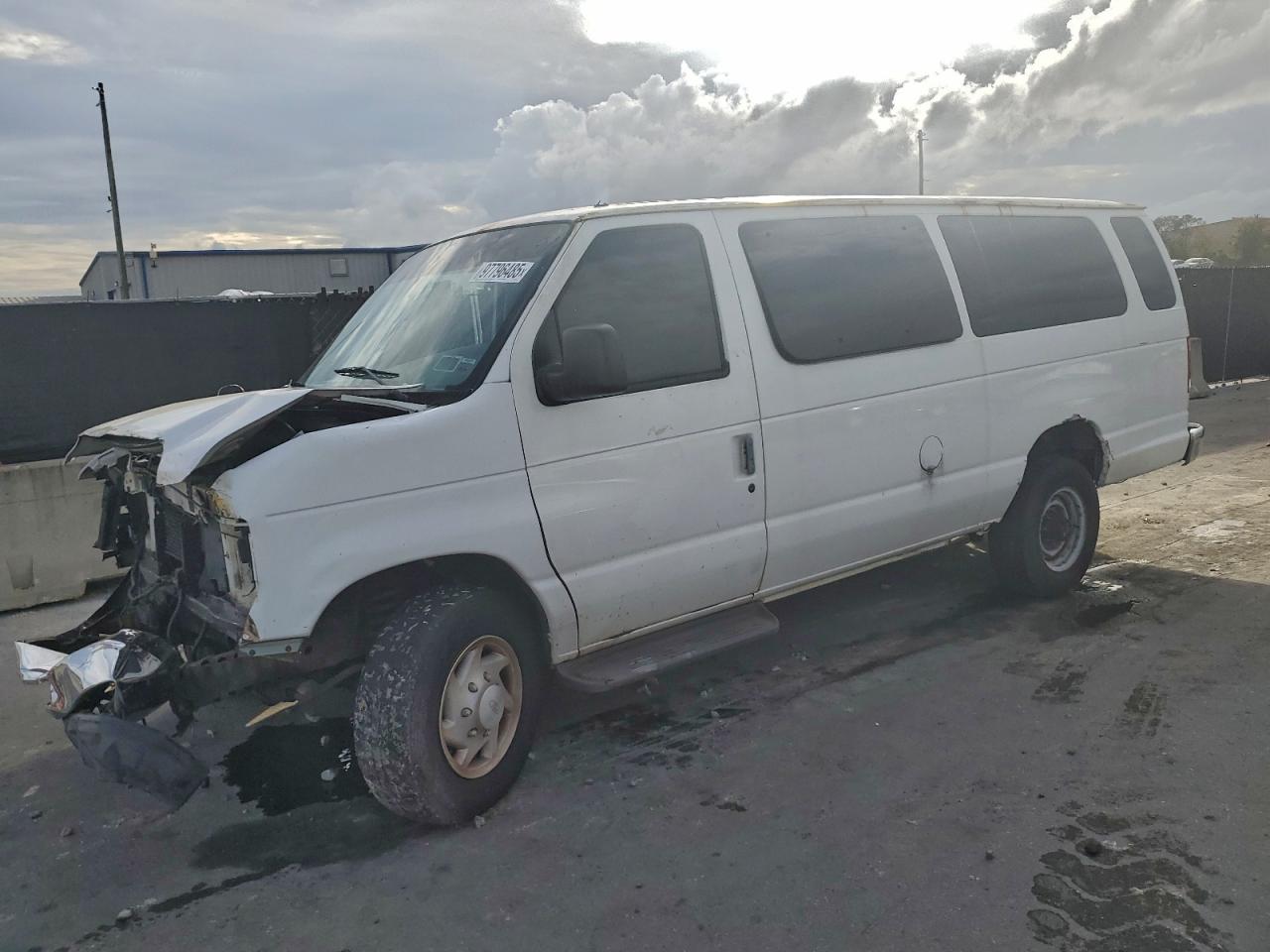 1998 Ford Econoline Wagon XL, VIN 1FBSS31S6WHA41817 — Front end