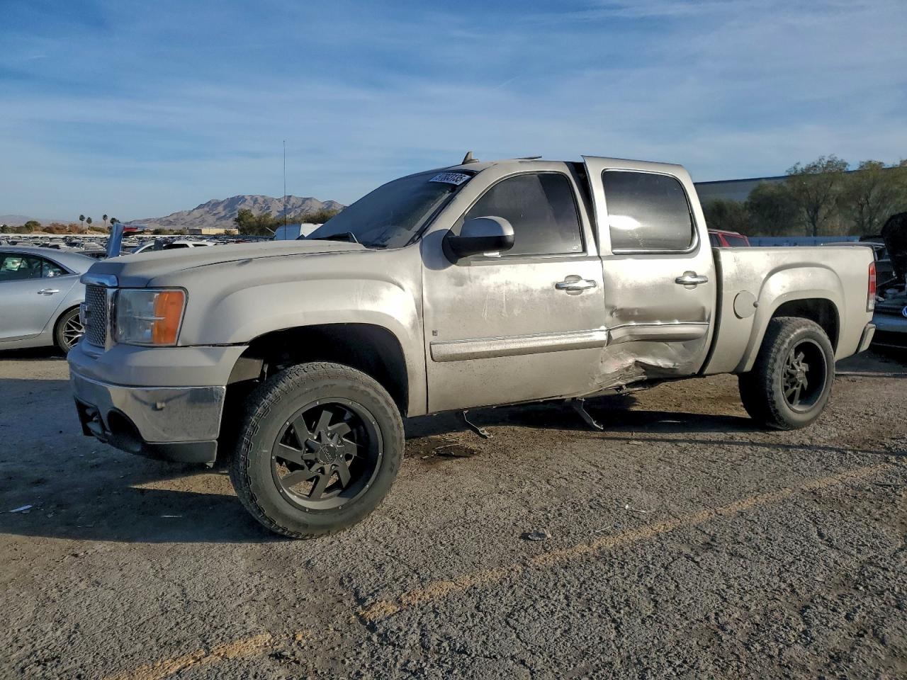 2008 GMC Sierra Denali, VIN 2GTEK638881274339 — Side