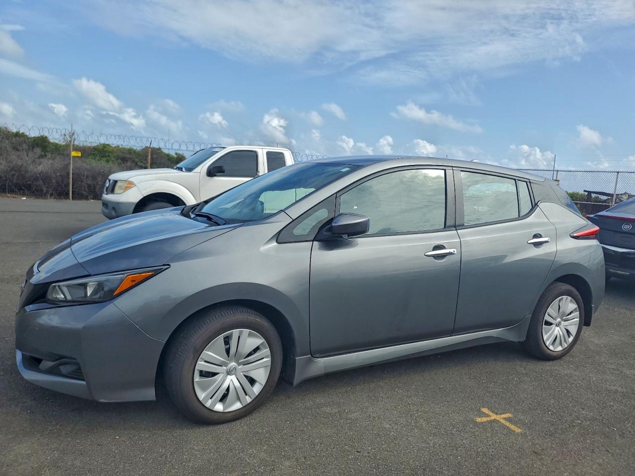 2025 Nissan LEAF S, VIN 1N4AZ1BV7SC560131 — Бок