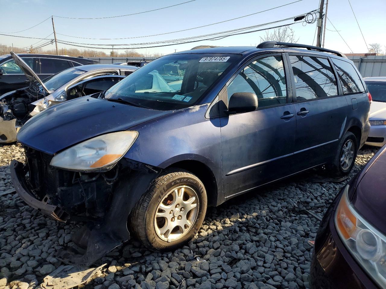 2004 Toyota Sienna LE, VIN 5TDZA23C94S100865 — Front end