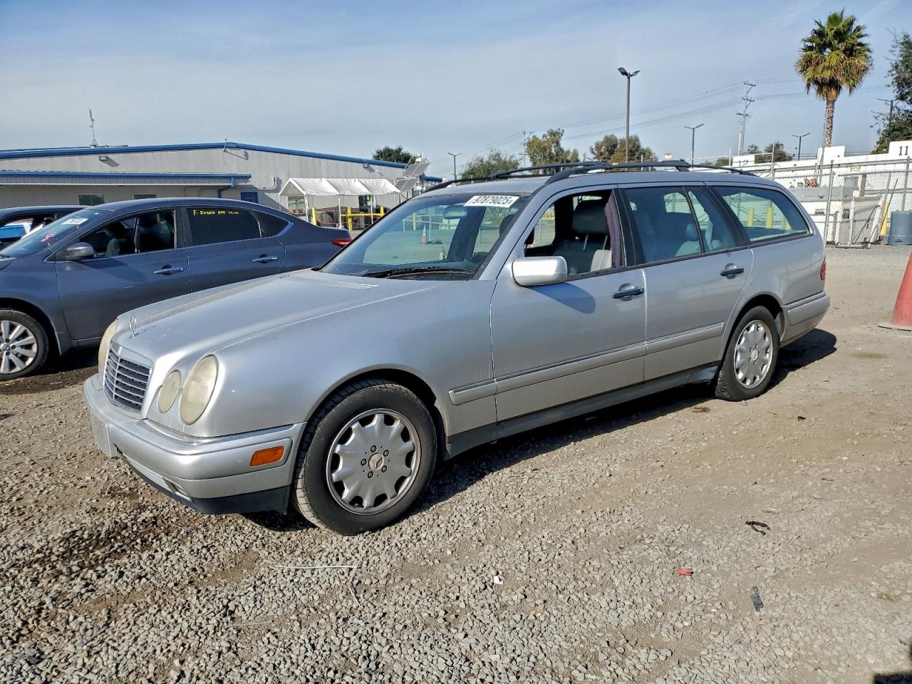 1998 Mercedes-Benz E 320, VIN WDBJH65F4WA528431 — Мелкие вмятины и царапины
