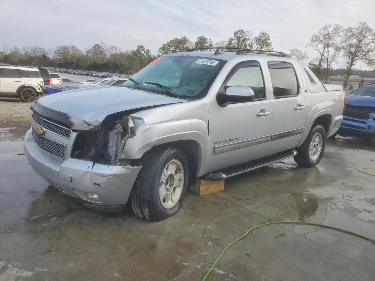 2013 Chevrolet Avalanche LT, VIN 3GNTKFE74DG196968 — Front end