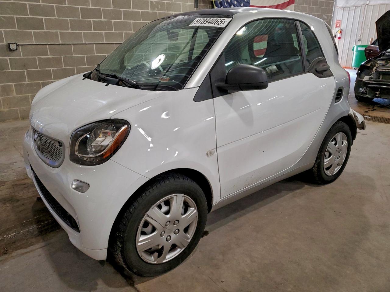 2016 Smart fortwo Passion, VIN WMEFJ5DA0GK127578 — Зад