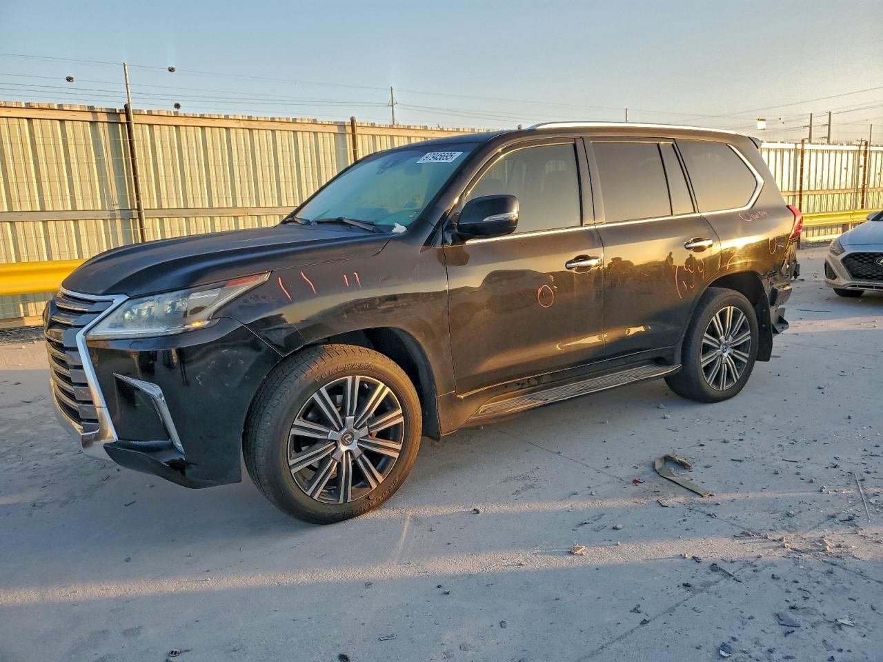 2019 Lexus LX 570, VIN JTJHY7AX9K4283569 — Зад