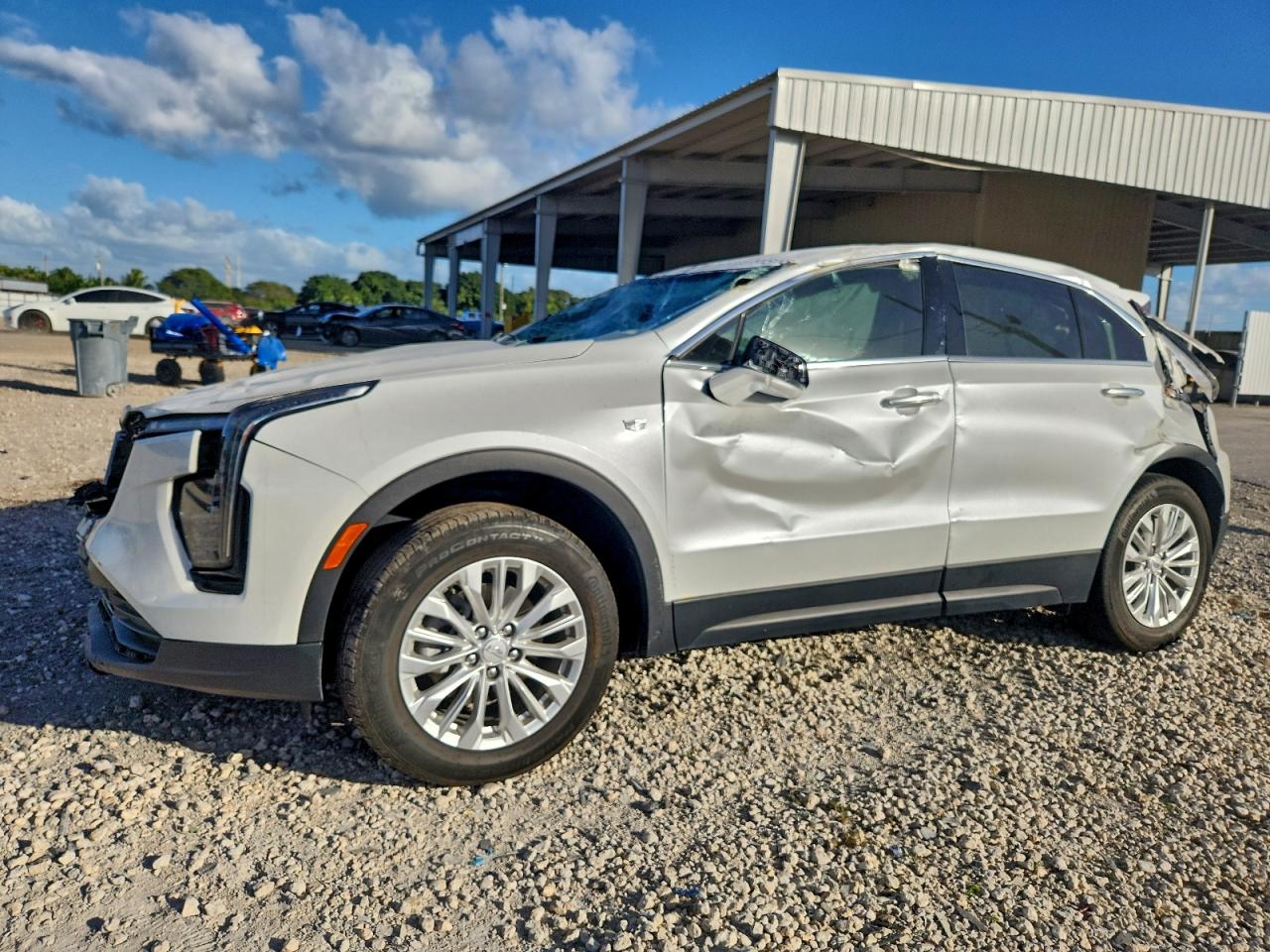 2024 Cadillac XT4 FWD Luxury, VIN 1GYAZAR48RF120896 — Фото с аукциона