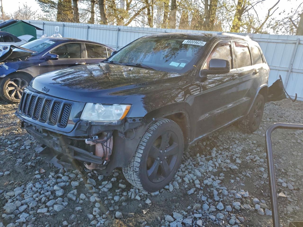 2013 Jeep Grand Cherokee Laredo, VIN 1C4RJFAG9DC532791 — Front end