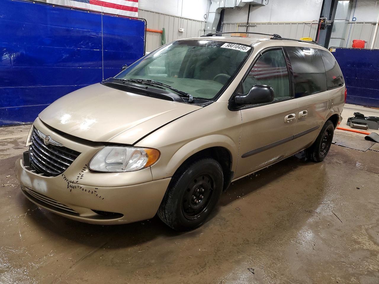 2003 Chrysler Voyager LX, VIN 1C4GJ45373B268557 — Перед