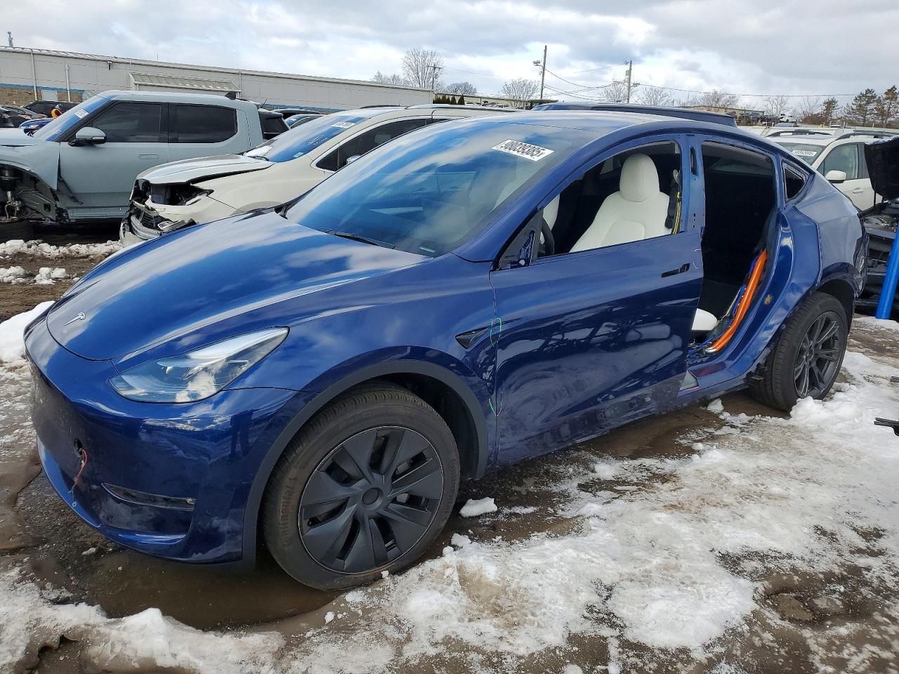 2024 Tesla Model Y Long Range, VIN 7SAYGDEE9RF180428 — Auction photo 1 of 4