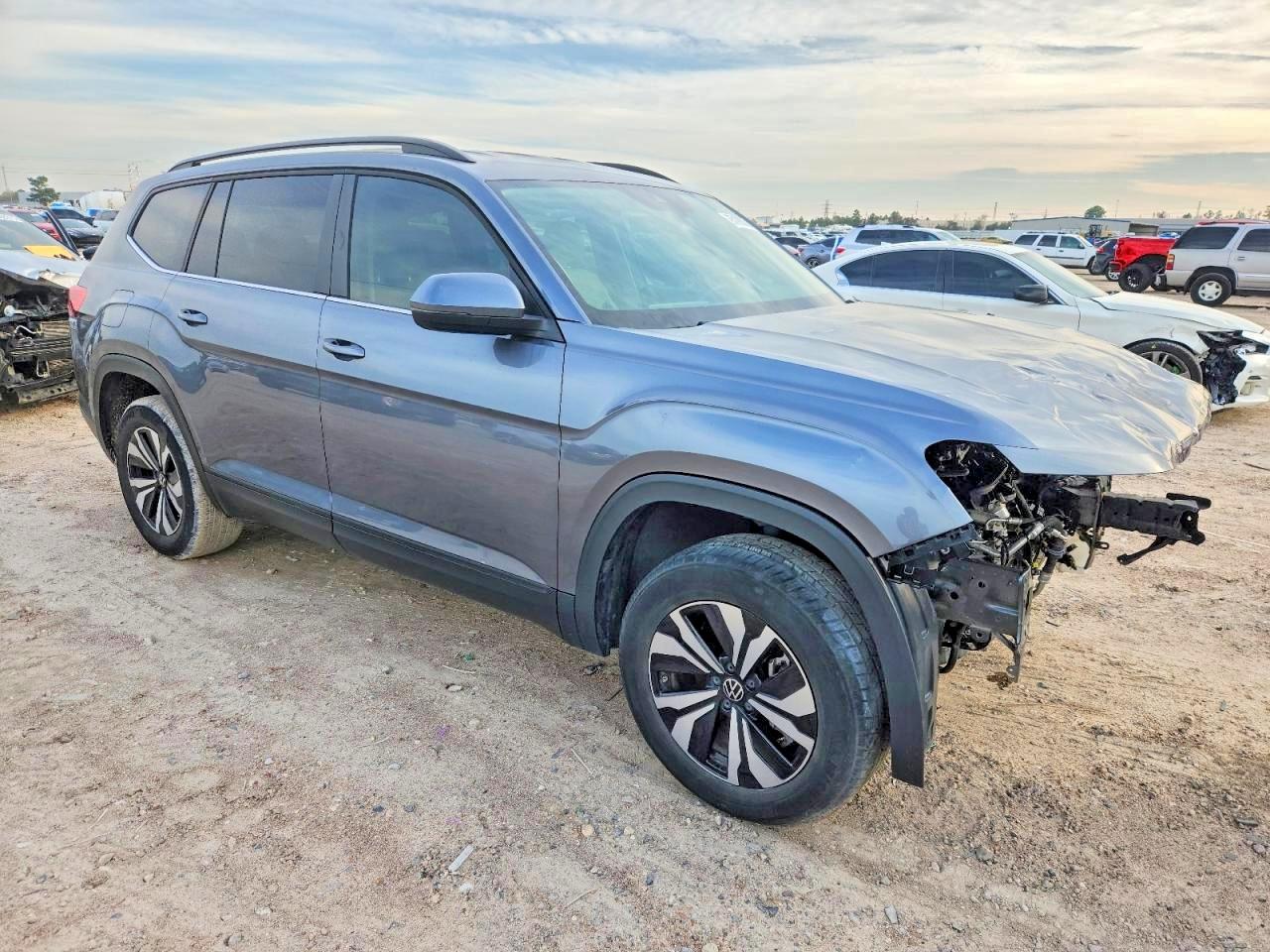 2024 Volkswagen Atlas SE, VIN 1V2DR2CA6RC543368 — Front end