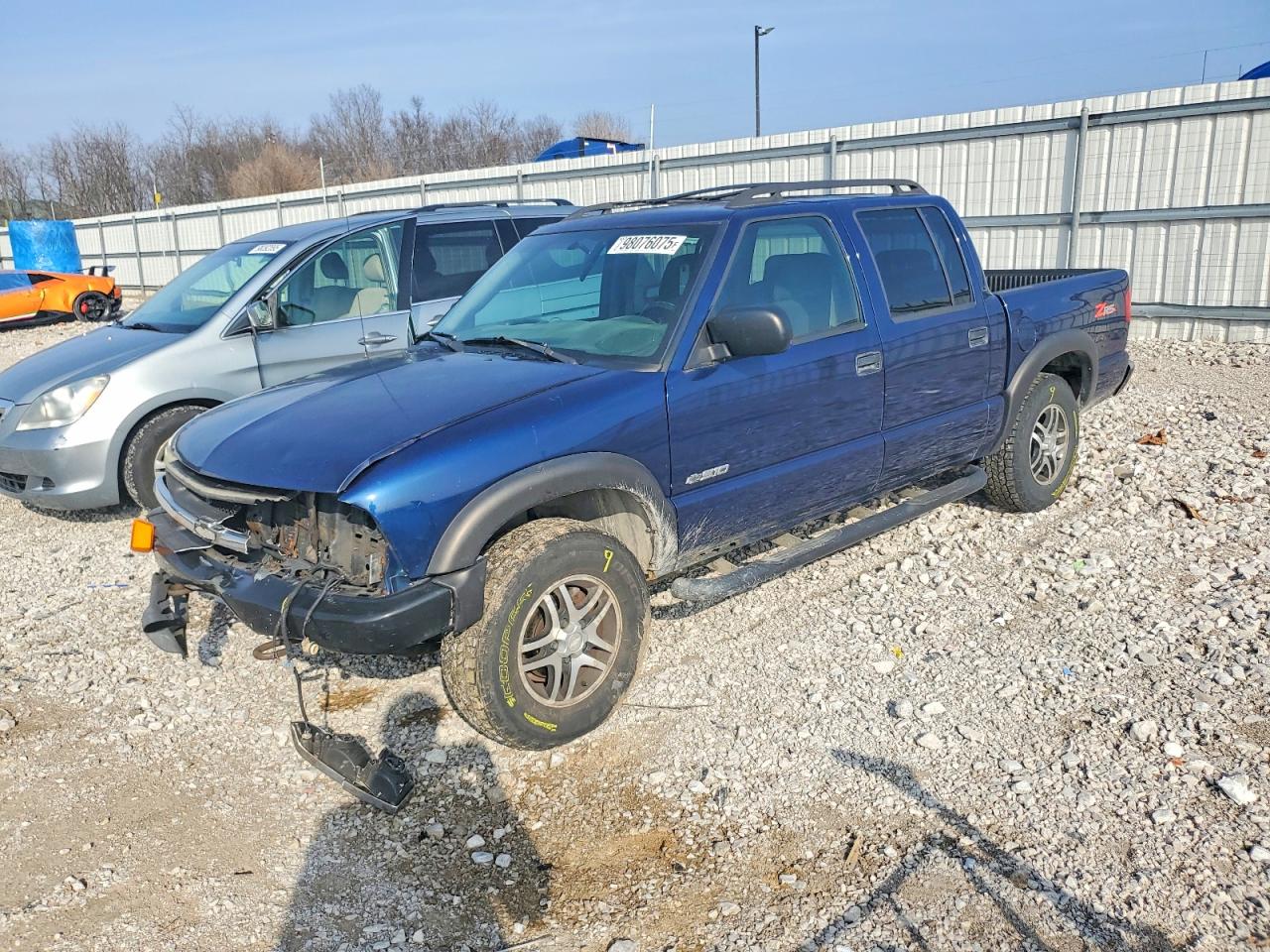 2004 Chevrolet S-10 LS, VIN 1GCDT13X94K133504 — Front end