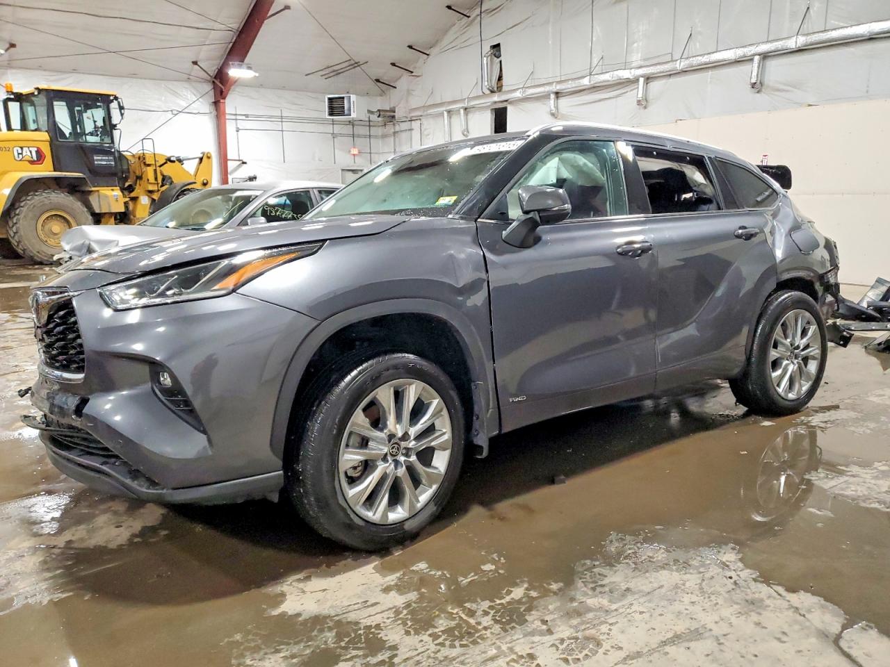 2025 Toyota Highlander Hybrid Limited, VIN 5TDXBRCH5SS663529 — Rear end