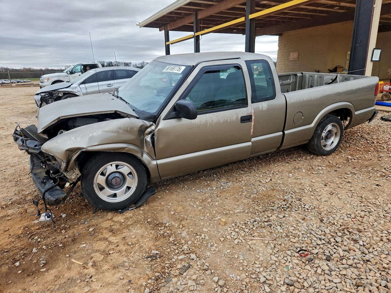 2001 GMC Sonoma SLS 1SF, VIN 1GTCS195X18176228 — Front end