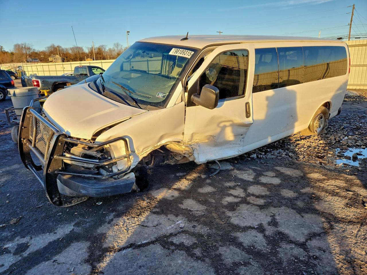 2015 Chevrolet Express Passenger LT, VIN 1GAZG1FG3F1251670 — Front end