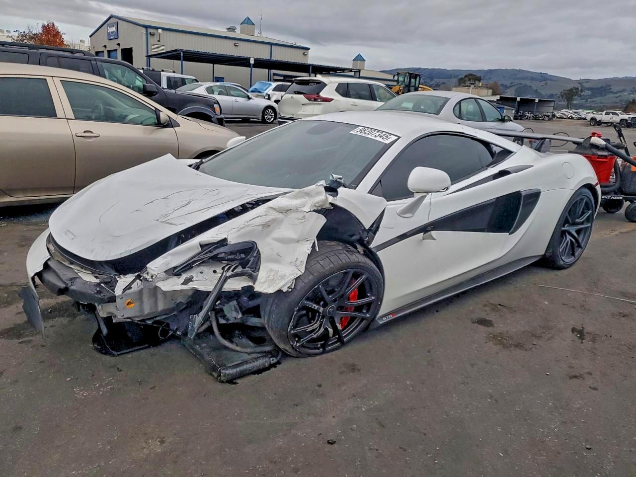 2016 McLaren 570S, VIN SBM13DAA4GW000530 — Front end