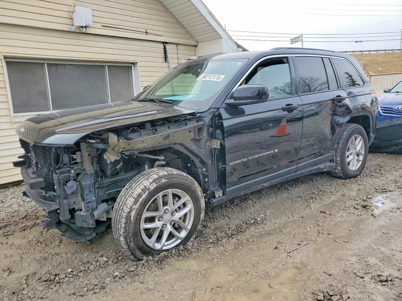 2024 Jeep Grand Cherokee Laredo, VIN 1C4RJHAGXRC248735 — Front end