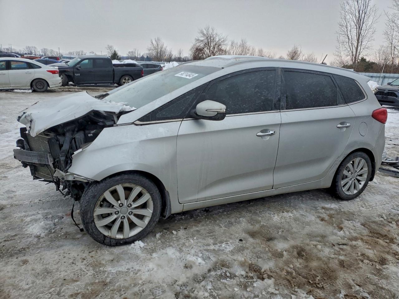 2014 Kia Rondo EX, VIN KNAHU8A33E7045430 — Front end
