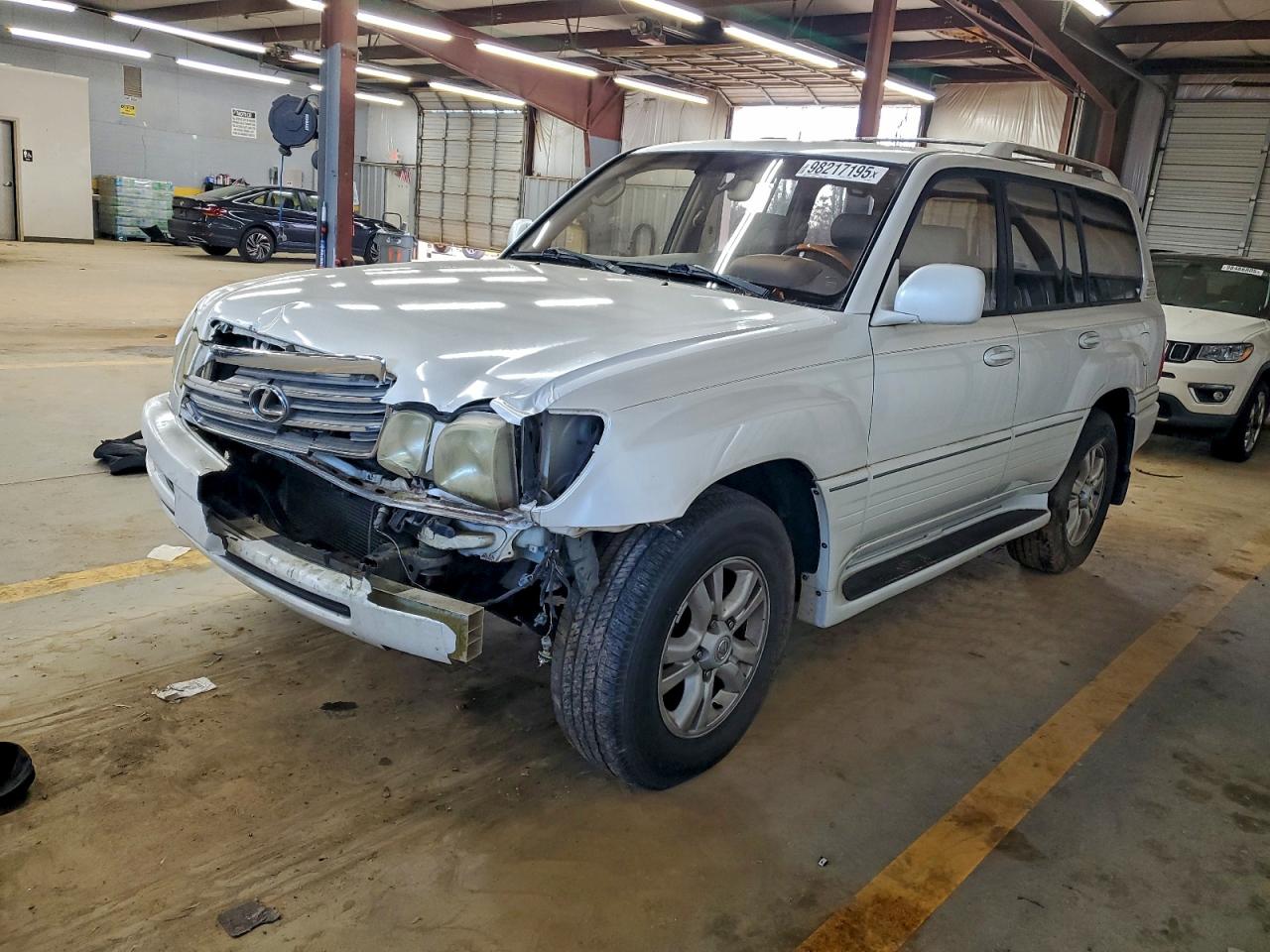 2003 Lexus LX 470, VIN JTJHT00W633531699 — Front end