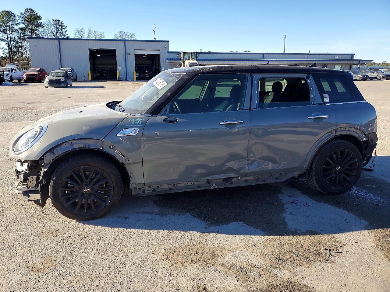 2021 MINI Clubman Cooper S, VIN WMWLV7C0XM2N51031 — Front end