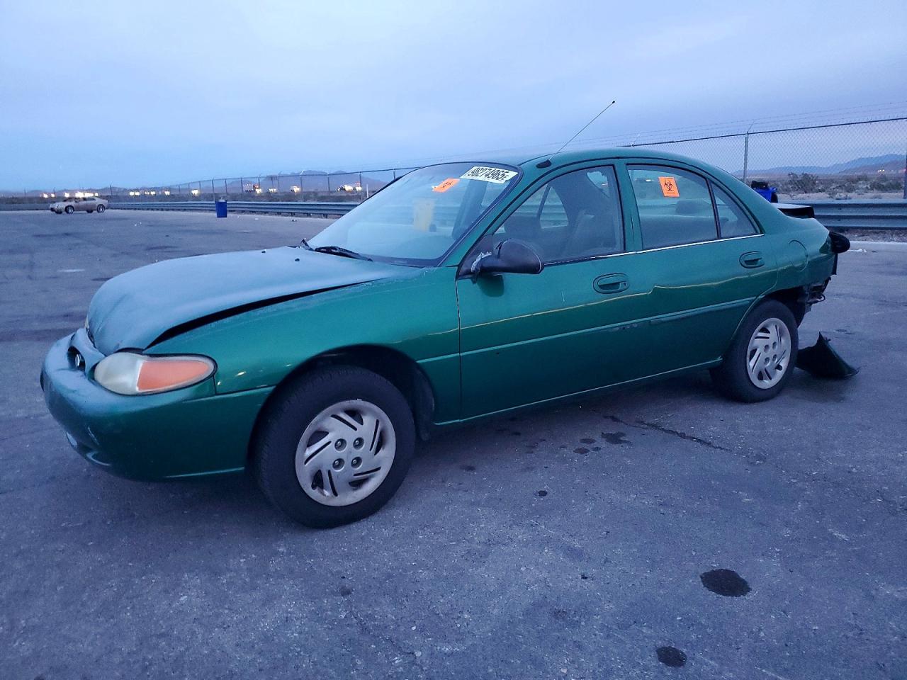 2002 Ford Escort Fleet Standard, VIN 3FAFP13P32R184539 — Зад