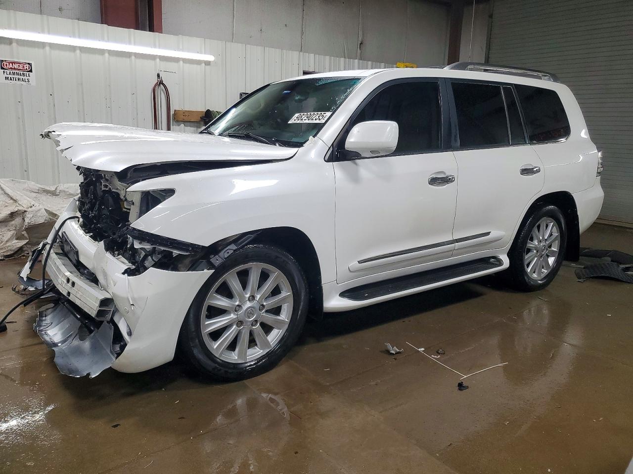 2009 Lexus LX 570, VIN JTJHY00W494020934 — Перед
