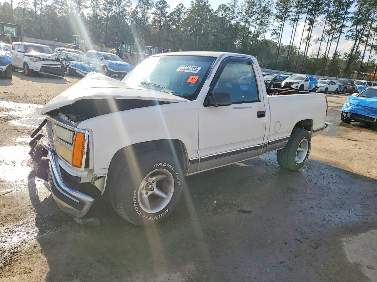 1992 GMC Sierra 1500, VIN 1GTDC14KXNZ503631 — Front end