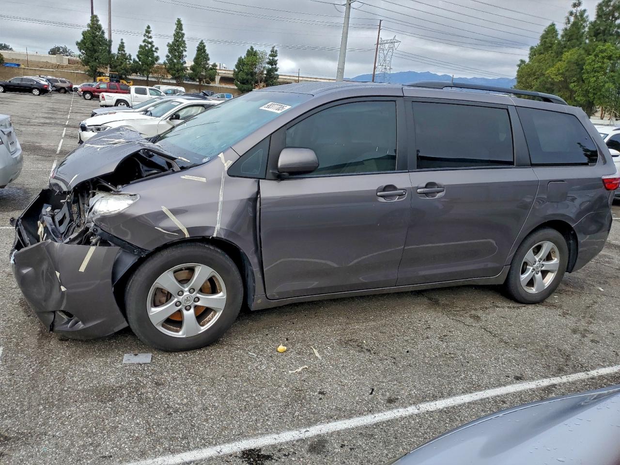 2017 Toyota Sienna LE, VIN 5TDKZ3DC7HS776073 — Front end