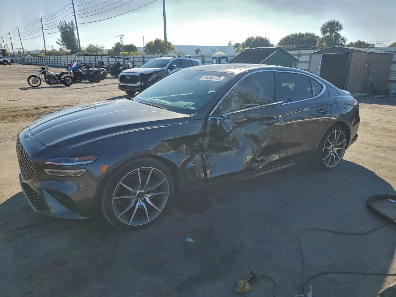 2022 Genesis G70 2.0T, VIN KMTG34TA8NU101211 — Бок