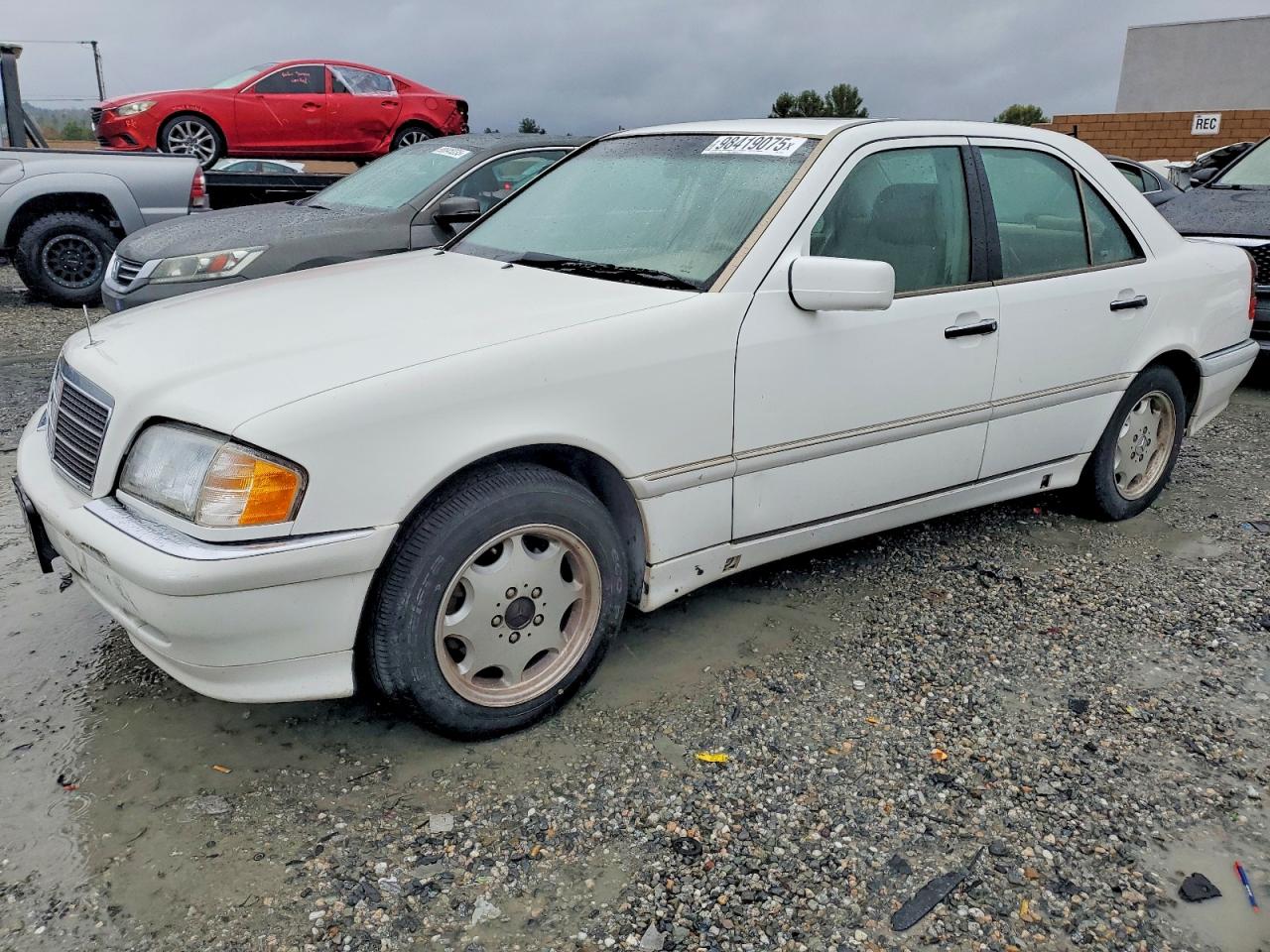 1998 Mercedes-Benz C 230/260/280/320, VIN WDBHA23G3WA577420 — Front end