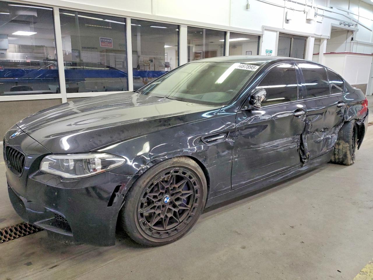 2016 BMW M5, VIN WBSFV9C52GG343152 — Бок