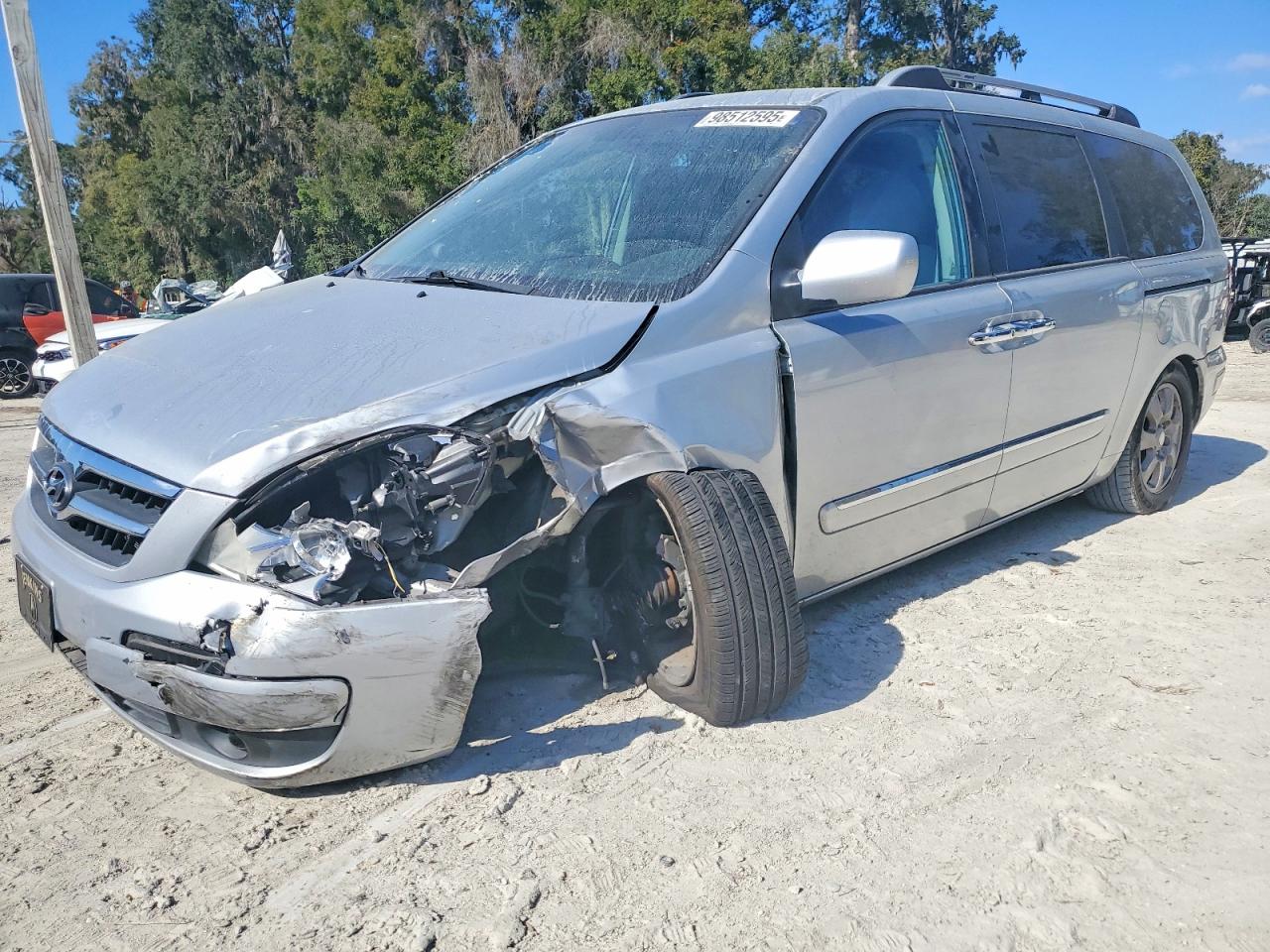 2007 Hyundai Entourage GLS, VIN KNDMC233976015727 — Перед