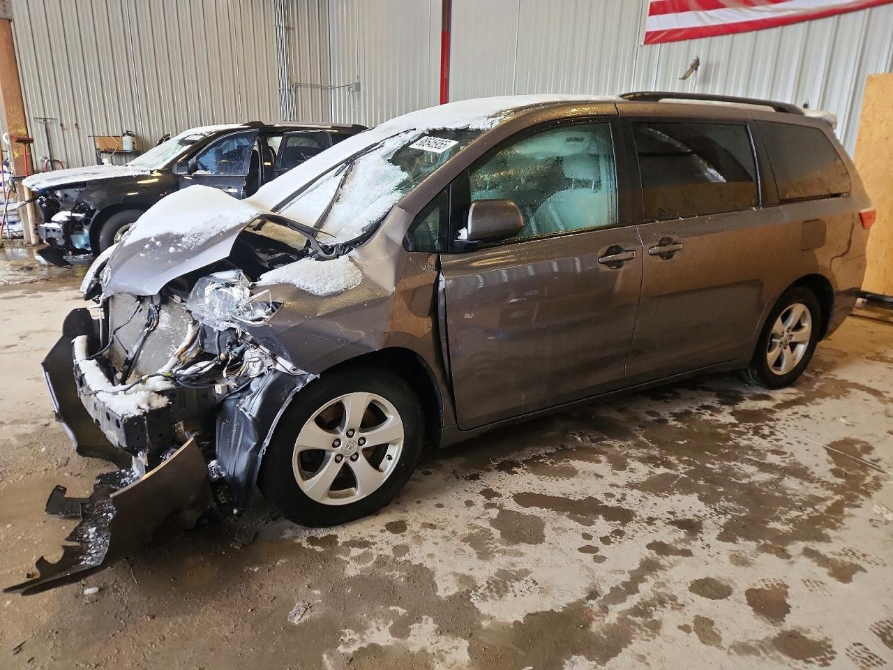 2017 Toyota Sienna LE, VIN 5TDKZ3DC8HS882211 — Front end
