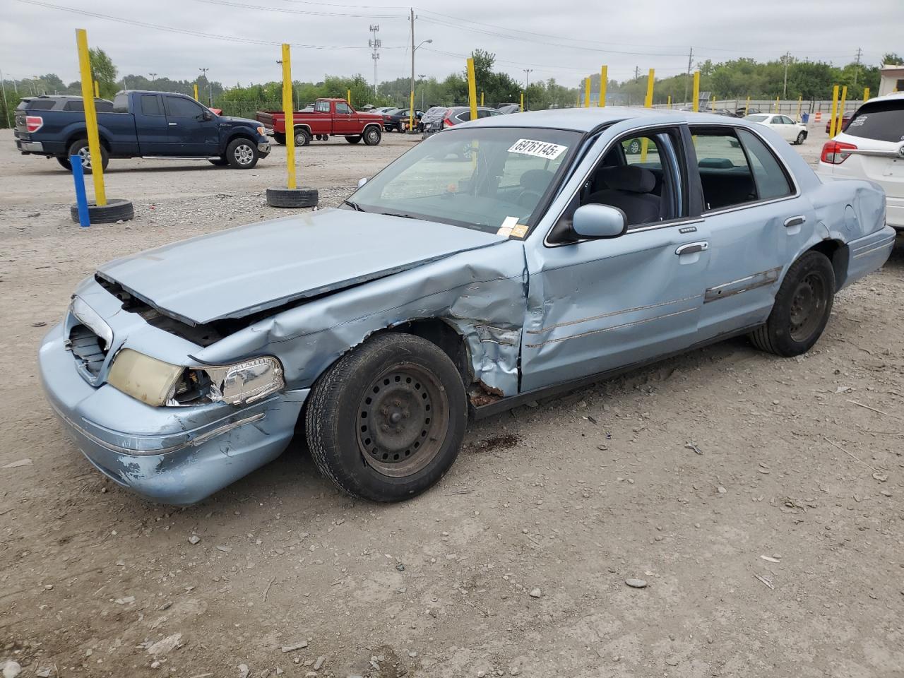 1999 Ford Crown Victoria LX, VIN 2FAFP74W5XX121198 — Front end