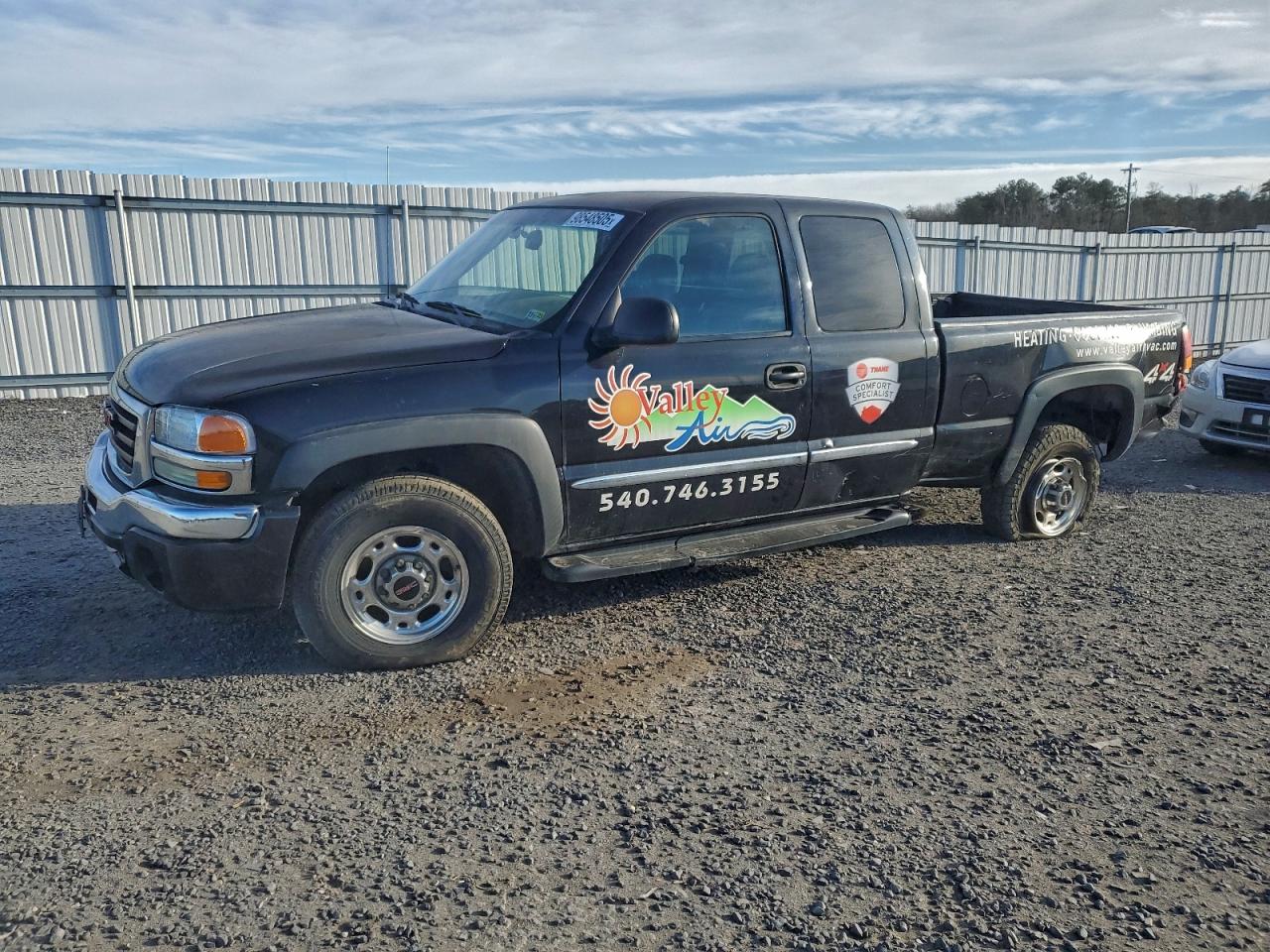 2003 GMC Sierra 2500 SLE, VIN 1GTGK29U33Z106887 — Rear end